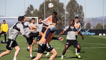 Jospeh Aidoo y Jos&eacute; Font&aacute;n, entre otro jugadores del Celta, durante un entrenamiento. 