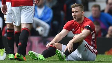 Luke Shaw, defensa del United, se pierde el resto de temporada