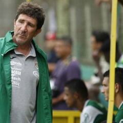 Héctor Vargas, DT de Marathón, dirigió desde su celular