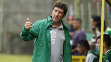 El estratega argentino se encontraba suspendido, por lo que dio órdenes al preparador físico desde el celular y al final ganó su equipo en Honduras