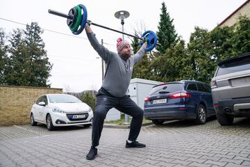 El lanzador Malachowski, entrenando para Tokio 2020 en su jardín