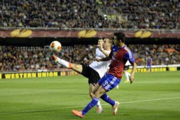 El jugador del Basilea, Behrang Safari lucha por el balón con el defensa portugués Joao Pereira.