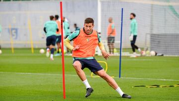 El jugador del C&aacute;diz, Rub&eacute;n Alcaraz, durante un entrenamiento en abril.