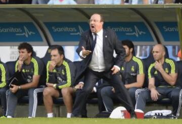 Rafael Benítez da órdenes a sus jugadores.