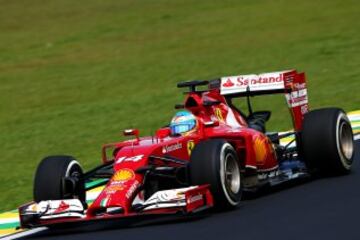 Fernando Alonso también condujo los mandos de uno de los últimos Ferrari. La imagen, durante el GP de Brasil con un Ferrari que ha cambiado relativamente poco desde los 90 y que continúa siendo uno de los protagonistas indiscutibles en los Mundiales de Fórmula 1. 