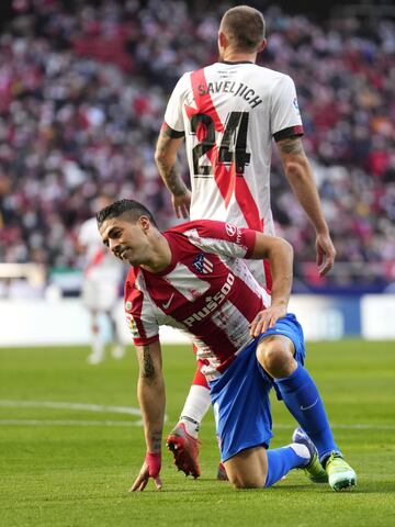 Luis Suárez se lamenta de una ocasión fallada.