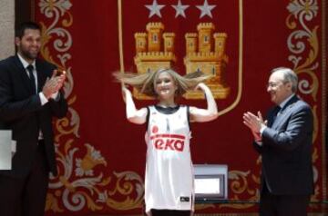 El Real Madrid en la sede de la Comunidad. Cristina Cifuentes, Felipe Reyes y Florentino Pérez.