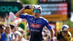 Jasper Philipsen celebra su victoria al esprint en Bayona, meta de la tercera etapa del Tour de Francia 2023. Al fondo se ve a Wout van Aert.