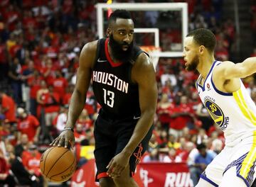 Harden anotó 32 puntos en la noche con solo dos triples. Paupérrima noche desde detrás del perímetro.