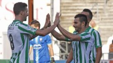 FELICITADO. Rennella y Rubén Castro chocan la manos para celebrar un gol esta temporada.