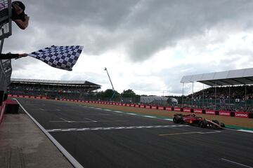 Vuelta 52 de 52. La pelea entre Leclerc, ‘Checo’ Pérez y Lewis Hamilton permite a Carlos Sainz aferrarse a la primera posición y lograr la hazaña que tanto llevaba esperando, ganar un Gran Premio de Fórmula 1.