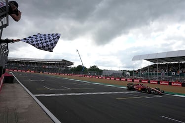 Vuelta 52 de 52. La pelea entre Leclerc, ‘Checo’ Pérez y Lewis Hamilton permite a Carlos Sainz aferrarse a la primera posición y lograr la hazaña que tanto llevaba esperando, ganar un Gran Premio de Fórmula 1.