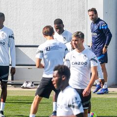 Nico apunta al Sevilla ante la mirada de Lay Hoon