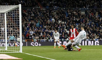 Cristiano Ronaldo scores his 50th career hat-trick. 4-1