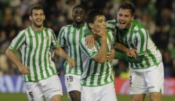 Los jugadores del Betis celebran el gol de Lolo Reyes. 1-0.