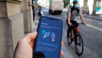 Imagen de una persona utilizando la aplicación de rastreo de contagios por coronavirus en Francia.