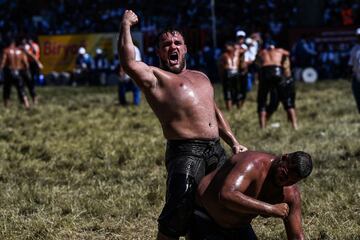 Los luchadores turcos pelean durante el 661º torneo anual de lucha libre de aceite de oliva de Kirkpinar en Sarayici, cerca de Edirne, en el oeste de Turquía. En Kirkpinar, los concursantes, desnudos hasta la cintura, están empapados en aceite de oliva de pies a cabeza y visten pantalones de cuero especialmente diseñados. Los combates uno contra uno que se organizan cada verano se parecen mucho a los primeros que se celebraron hace casi 650 años. Tres toneladas de aceite de oliva se utilizan cada año para la ocasión. 