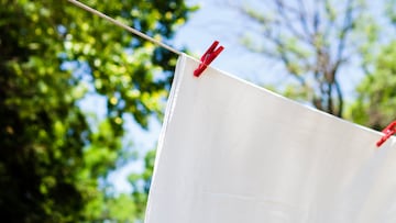 La solución definitiva para secar tu ropa en días de lluvia: este cubretendedero impermeable y resistente al viento en Amazon.