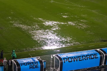 Las fuertes lluvias obligaron a que el partido entre Millonarios y Peñarol se suspendiera por varios minutos.