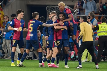 3-2. Jules Koundé celebra el tercer gol con sus compañeros de equipo.