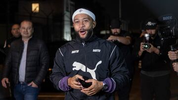 AME8141. SAO PAULO (BRASIL), 11/09/2024.- El jugador Memphis Depay reacciona ante aficionados del club Corinthia este miércoles, en el aeropuerto de Guarulhos, en São Paulo (Brasil). El neerlandés Memphis Depay fue recibido como una estrella por la afición del Corinthians, en un momento en que el equipo lucha por no descender a segunda división. EFE/ Sebastião Moreira