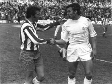 15 de marzo de 1970. Marcaron dos goles Luis Aragonés y Gárate. Saludo entre Ufarte y De Felipe.