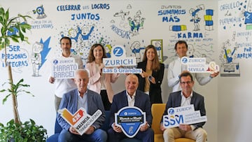 Silvia Heras, de Zurich, y Fran Chico, Mauro Llorens, Pedro Rumbao, Paco Borao e Íñigo Olaizola, directores de los maratones de Sevilla Barcelona, Madrid, Valencia y San Sebastián, posan durante la presenctación de Las 5 Grandes de Zurich.