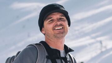El snowboarder Marko Grilc sonríe a cámara en una foto en la nieve.