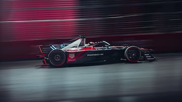 Pascal Wehrlein, con el Porsche en el ePrix de Diriyah 23 de Fórmula E.