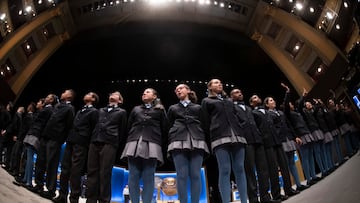 DVD 980 Madrid 22/12/19
LOTERIA DE NAVIDAD TEATRO REAL
LOS NI„OS SALUDAN AL FINAL
Foto: Inma Flores