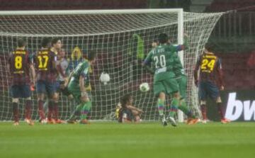 0-1. Vyntra remata de cabeza un saque de esquina a la espalda de Sergi Roberto que anota en propia puerta.