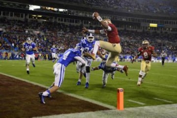 Pese a que, como acabamos de ver, Winston no se prodiga demasiado en la carrera, el jugador fue capaz de conseguir este espectacular touchdown en la final de la ACC en 2013 frete a Duke, dejando esta preciosa instantánea.