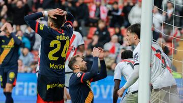 El delantero del Girona Cristian Portugués (i) durante el partido de la jornada 21 de LaLiga disputado entre el Rayo Vallecano y el Girona.