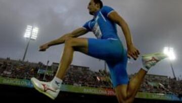 <b>NEGROS NUBARRONES. </b>El cielo negro se puso sobre el estadio a primera hora de la tarde y descargó un fuerte aguacero