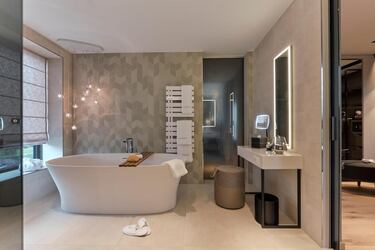 Lujosas habitaciones y suites en el edificio principal y el anexo. Todas las habitaciones se caracterizan por líneas claras, un ambiente confortable con un diseño moderno.