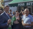 Mariano Rajoy posa en Tomares con una bufanda del Betis