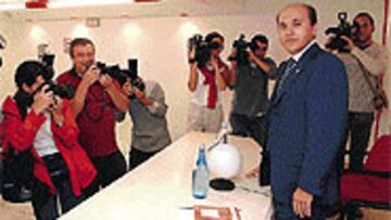 <b>NOTICIAS POR EL MÓVIL</B>. José María del Nido firmó ayer un acuerdo con Telefónica Movistar para que los aficionados sevillistas puedan acceder a las noticias del club a través de mensajes de móvil.