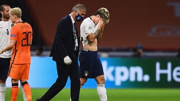 AMSTERDAM, NETHERLANDS - SEPTEMBER 07: Nicolo Zaniolo of Italy is taken off injured during the UEFA Nations League group stage match between Netherlands and Italy at Johan Cruijff Arena on September 7, 2020 in Amsterdam, Netherlands. (Photo by Claudio V