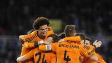 Los jugadores del Madrid celebran uno de los goles.