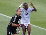 AUCKLAND, NEW ZEALAND - FEBRUARY 22: Roselord Borgella (R) of Haiti reacts to missing a shot at goal with Christiane Endler of Chile (L) during the 2023 FIFA World Cup Play Off Tournament match between Chile and Haiti at North Harbour Stadium on February 22, 2023 in Auckland, New Zealand. (Photo by Fiona Goodall - FIFA/FIFA via Getty Images)