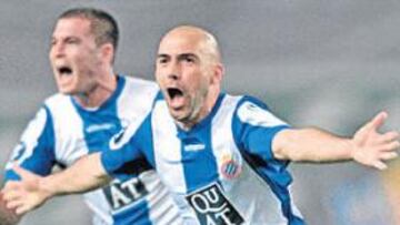 <b>GOLAZO. </b>Iván de la Peña celebra el primer tanto del Espanyol, tras un gran disparo.