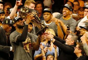 LeBron James levantando el título de la NBA.