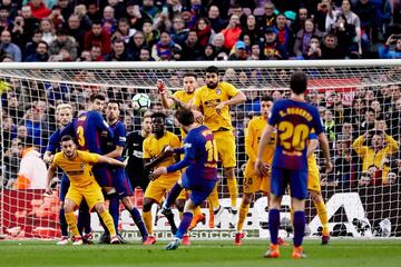 Leo Messi scores from the free-kick. 1-0