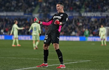 El portero azul¨®n fue la pesadilla del ataque del Barcelona. Aunque encaj¨® un gol, sus paradas de m¨¦rito permitieron a su equipo estar vivo todo el partido y hacerse con un punto en el Coliseum.