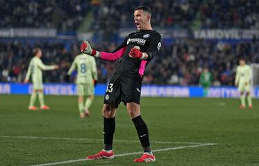 El portero azulón fue la pesadilla del ataque del Barcelona. Aunque encajó un gol, sus paradas de mérito permitieron a su equipo estar vivo todo el partido y hacerse con un punto en el Coliseum.