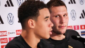 Jamal Musiala, junto a Niklas Süle, en la rueda de prensa de Alemania.