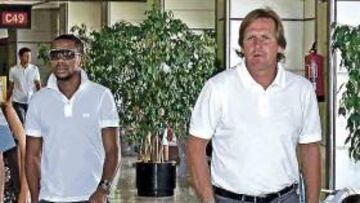 <b>CARAS LARGAS. </b>El Caso Robinho enrareció la salida del Madrid de Barajas en la que el brasileño y Schuster se mostraron muy serios.