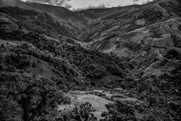 El fotógrafo colombiano realizó una serie fotográfica en la cual narra la historia de excombatientes de las FARC que juegan al fútbol frente a pobladores locales de la zona y soldados de las Fuerzas Armadas de Colombia. 