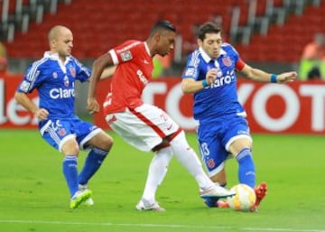 BRA402. PORTO ALEGRE (BRASIL), 26/02/2015.- El jugador de Internacional de Brasil Vitinho (c) disputa el balón con Gustavo Lorenzetti (i) y José Manuel Rojas (d) de Universidad de Chile hoy, jueves 26 de febrero de 2015, durante un partido de la Copa Libertadores celebrado en Porto Alegre (Brasil). EFE/SILVIO ÁVILA