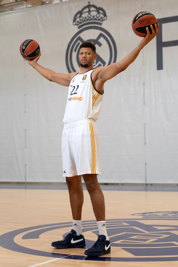 Edy Tavares, sobre una de las canchas de entrenamiento del Real Madrid en Valdebebas.